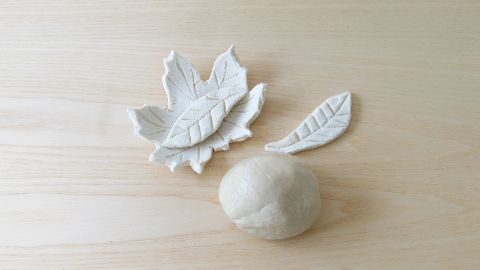Une boule et des feuilles modelées en pâte à sel