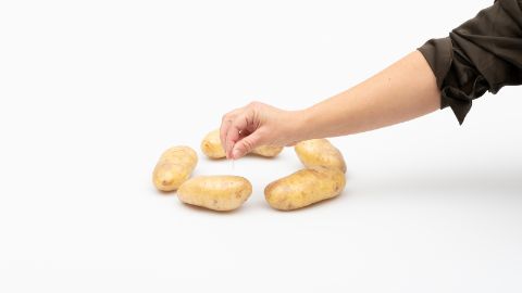 Conficcare un chiodo zincato in ogni patata.