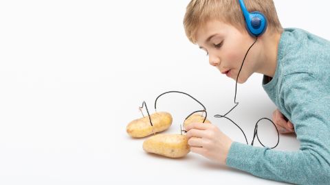 Mit dem Klinkenstecker des Kopfhörers oder Lautsprechers gleichzeitig den Nagel berühren.