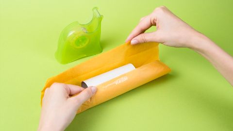 Rivestire l'anima di cartone di un rotolo di carta igienica con della carta velina.