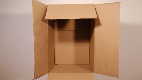 Una scatola di cartone in verticale 