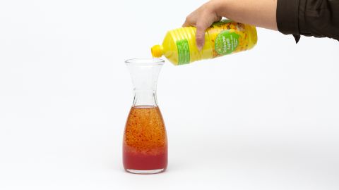 Die Glasflasche mit Speiseöl auffüllen