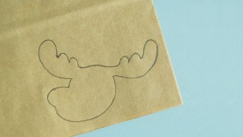 Reporter le dessin de la tête du renne sur du papier d’emballage