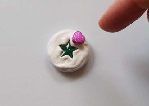 Magnete basteln: Masse aufgetragen Magnete basteln: Masse aufgetragen