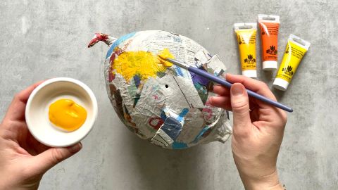 Peindre le cochon avec de la peinture acrylique jaune.
