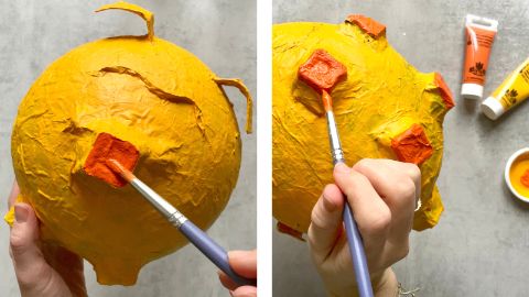 Peindre le museau et les pattes avec de la peinture acrylique orange.