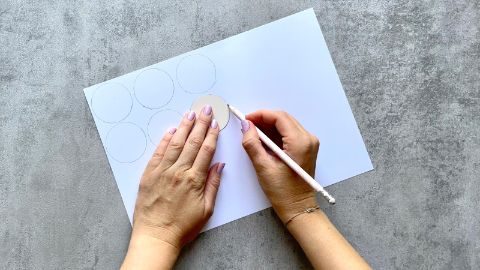 Dessiner plusieurs cercles sur une feuille de papier blanc.