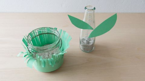 Gebrauchte Gläser mit grünem Papier dekorieren