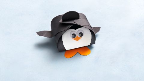 La boîte cadeau en forme de pingouin terminée, à offrir 