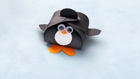 Die fertige Pinguin-Geschenkbox mit rundem Bauch