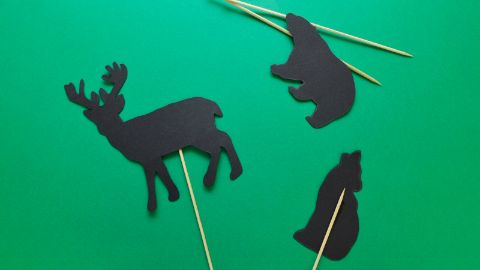 Coller les animaux en papier sur des bâtonnets en bois