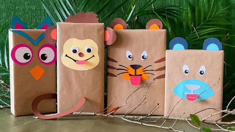 Cadeaux emballés avec amour dans du papier cadeau avec visages d’animaux