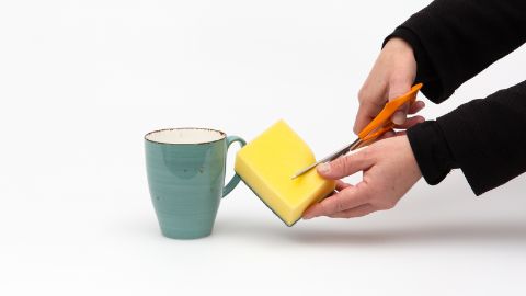 Tagliare la spugna in modo da inserirla nel fondo della tazza
