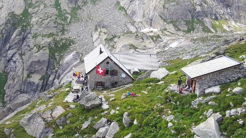 La cabane de Gelmer avec un superbe panorama de montagnes La cabane de Gelmer avec un superbe panorama de montagnes