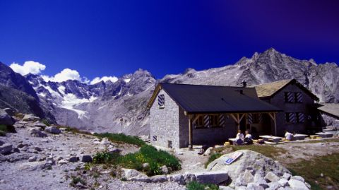 Eine SAC Berghütte mit Terrasse und Bergpanorama