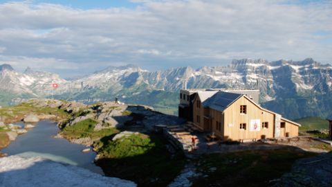 Eine SAC Hütte vor grossartigem Bergpanorama
