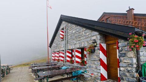 SAC Hütte im Nebel
