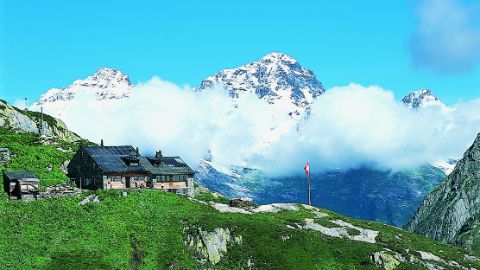 Sac Hütte und wolkenverhangene Berge