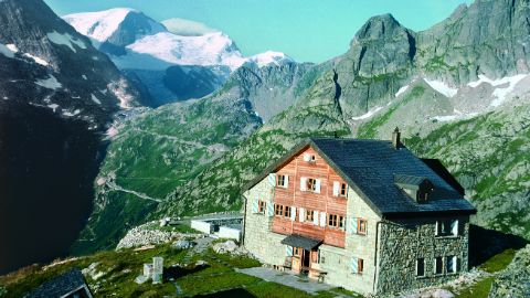 Capanna del CAS davanti al panorama montano della Svizzera centrale