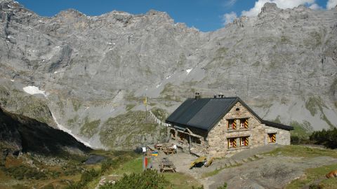 SAC Hütte inmitten karstiger Berghänge