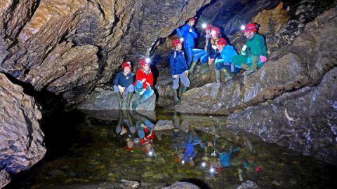 Escursione in famiglia nelle grotte di Hölloch nel Canton Svitto