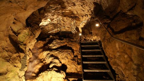 Escalier menant à l’intérieur de la grotte de cristal de Kobelwald