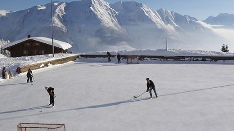 Uomini giocano a hockey sul ghiaccio