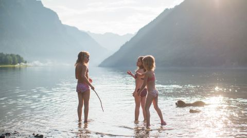 Baignade d’enfants dans le lac du Klöntal