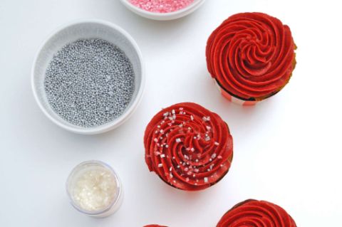 I cupcake si vestono a festa Birthday-in-red-Step-4