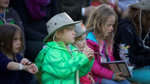 Kinder in Outdoor Bekleidung schauen interessiert Kinder in Outdoor Bekleidung schauen interessiert