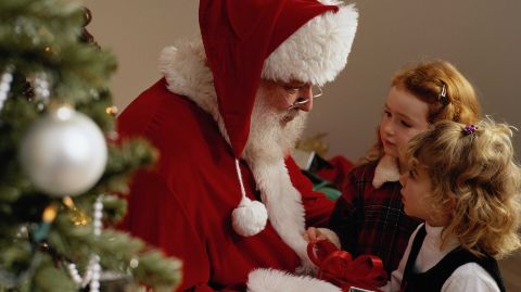 Le père Noël dans la maison de deux fillettes Le père Noël dans la maison de deux fillettes