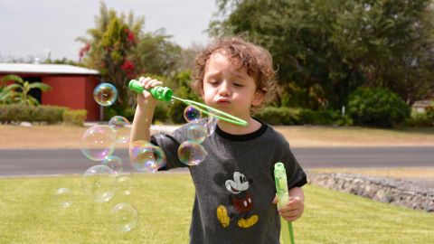 Bambino che fa le bolle di sapone Bambino che fa le bolle di sapone