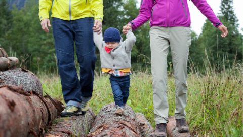 Kleinkind am Wandern mit den Eltern Kleinkind am Wandern mit den Eltern