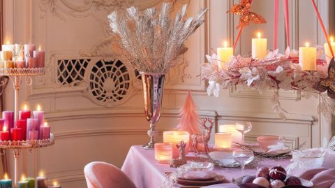 Table de Noël joliment décorée dans les tons roses Table de Noël joliment décorée dans les tons roses
