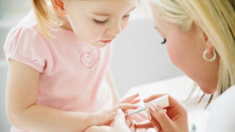 Mutter lackiert der Tochter die Nägel Mutter lackiert der Tochter die Nägel