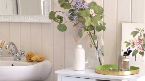 Schön dekoriertes Badezimmer mit Blumen Schön dekoriertes Badezimmer mit Blumen