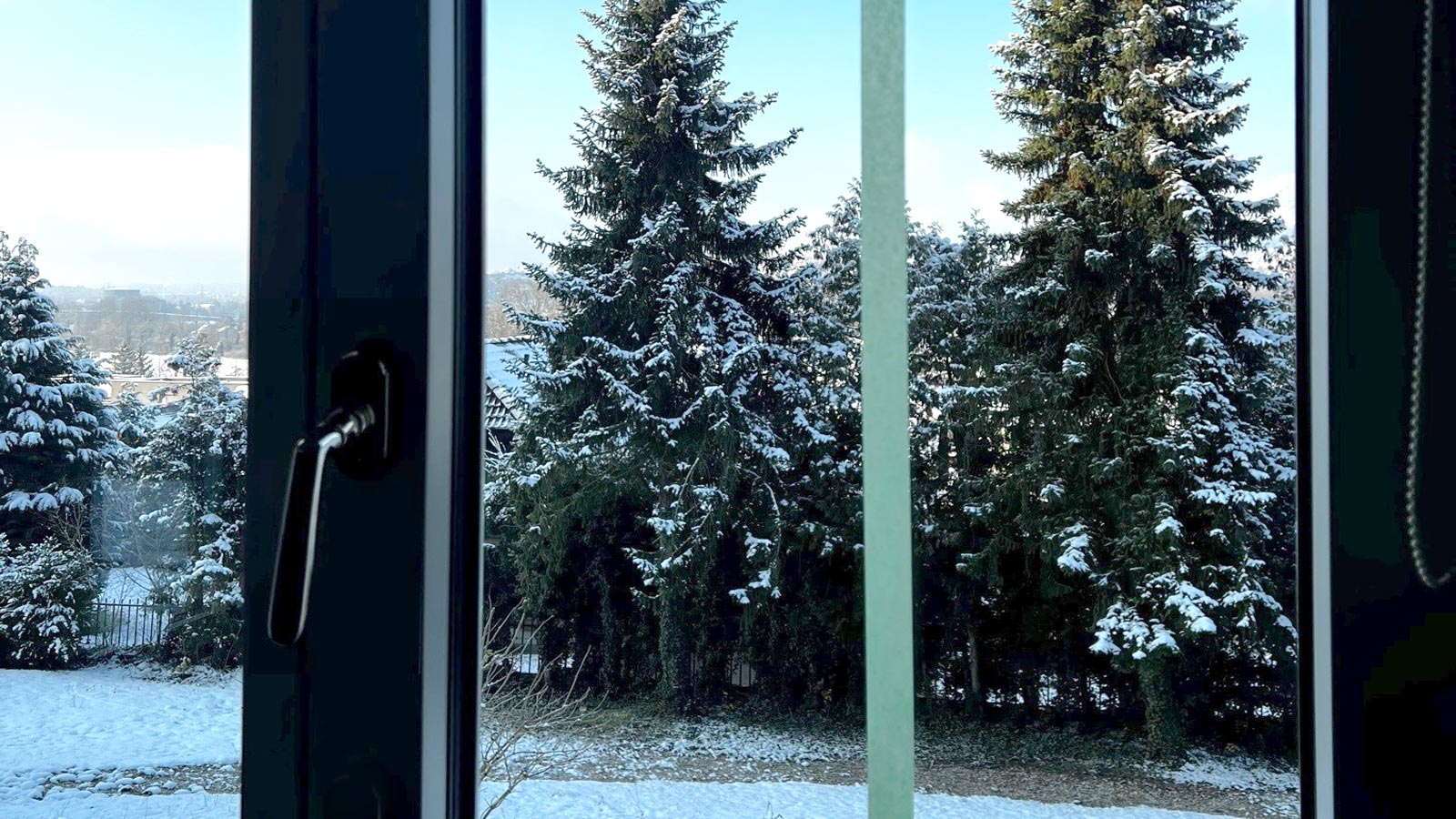 Fenêtre enneigée: décorer une fenêtre avec un spray effet neige