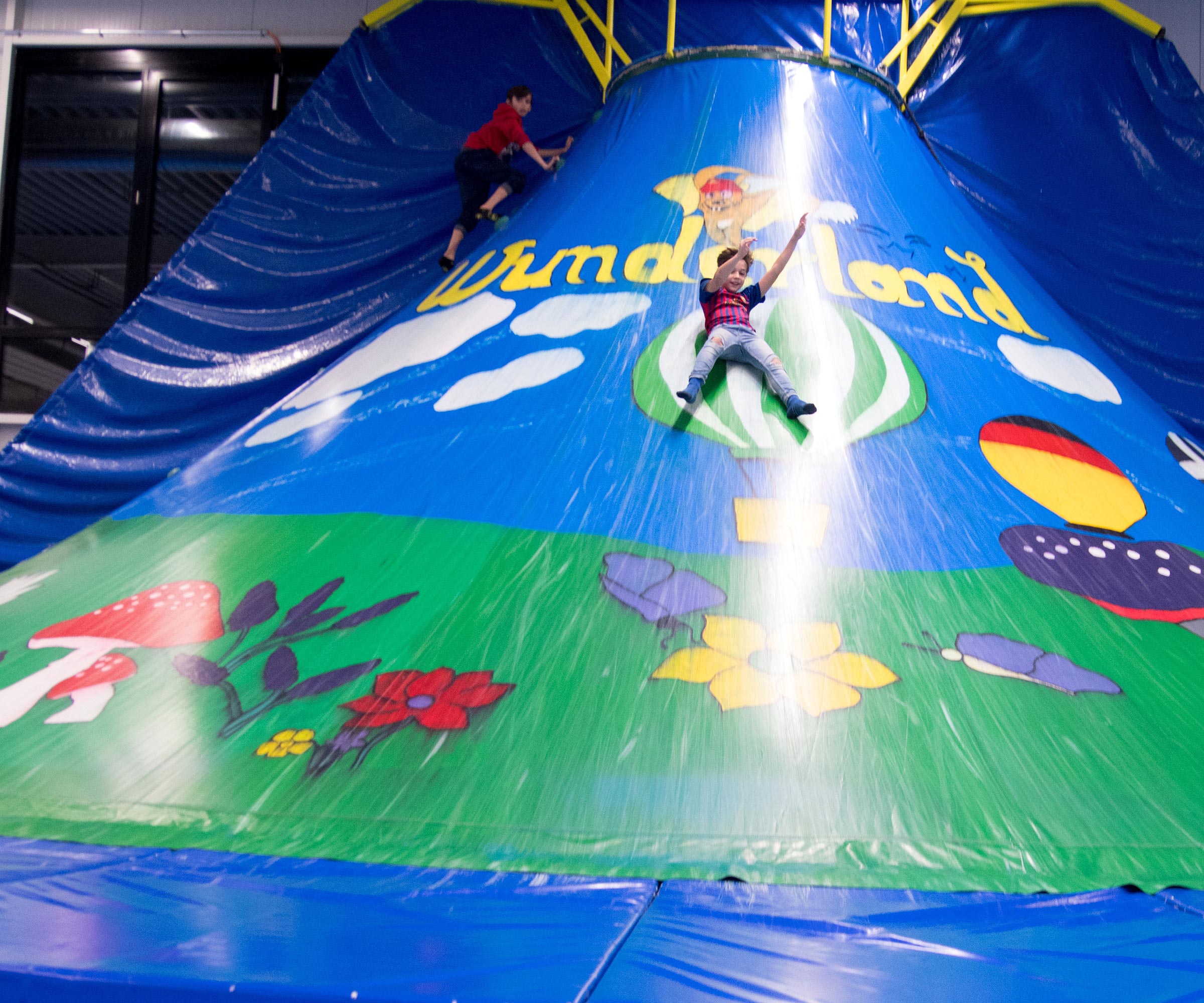 Gewinne 2x2 tickets für die lollipop silvester party auf dem uetliberg Indoor-Spielparadies Wunderland in Winterthur | Famigros