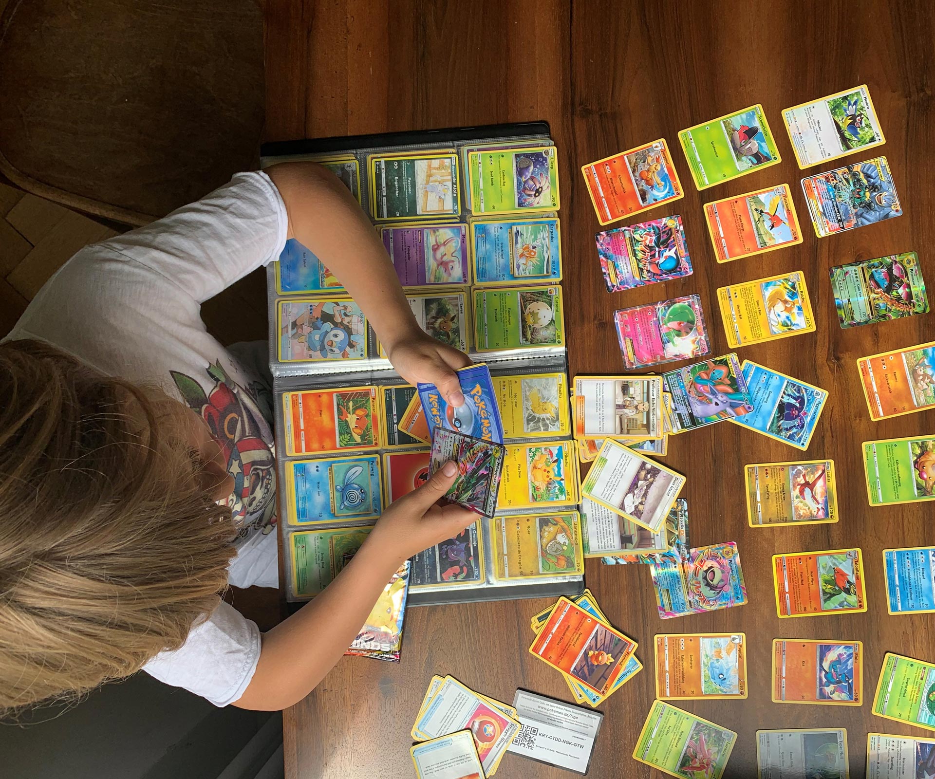 Boîte de cartes de jeu Pokémon Pikachu doré et argenté, carte de