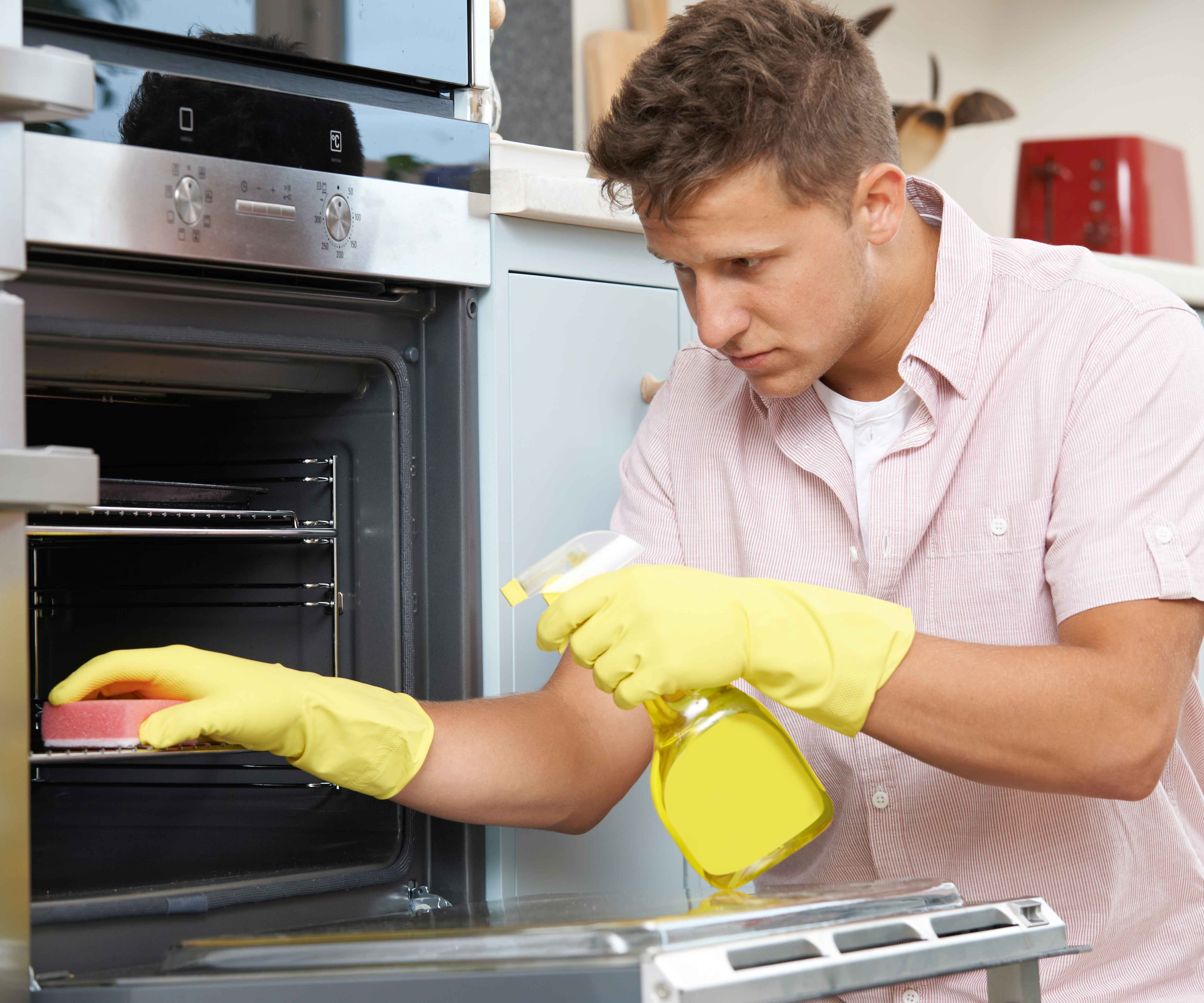 Pulire il forno: come eliminare lo sporco senza fatica