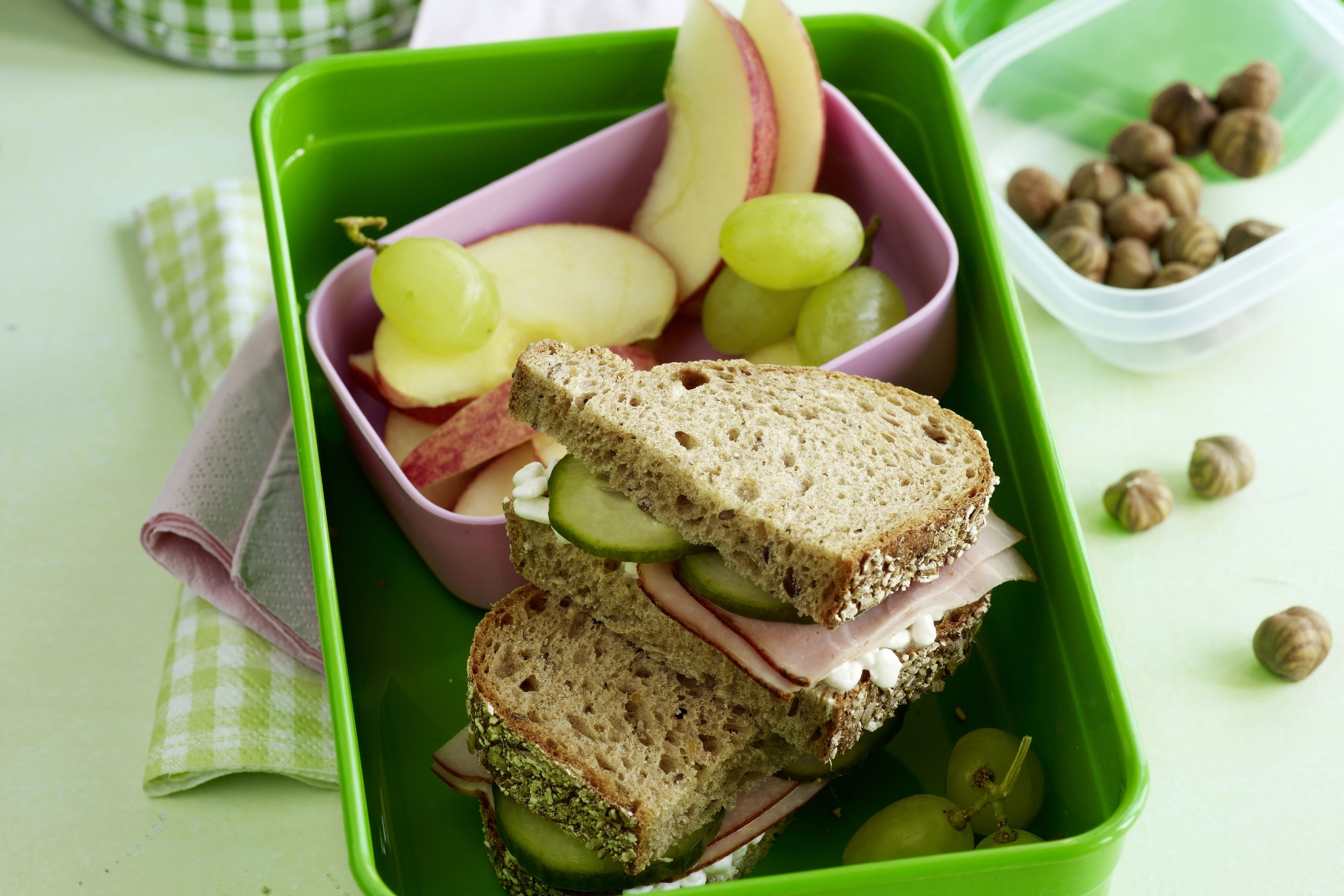 Znünibox mit Schinken-Vollkornsandwich, Früchten und Haselnüssen | Famigros